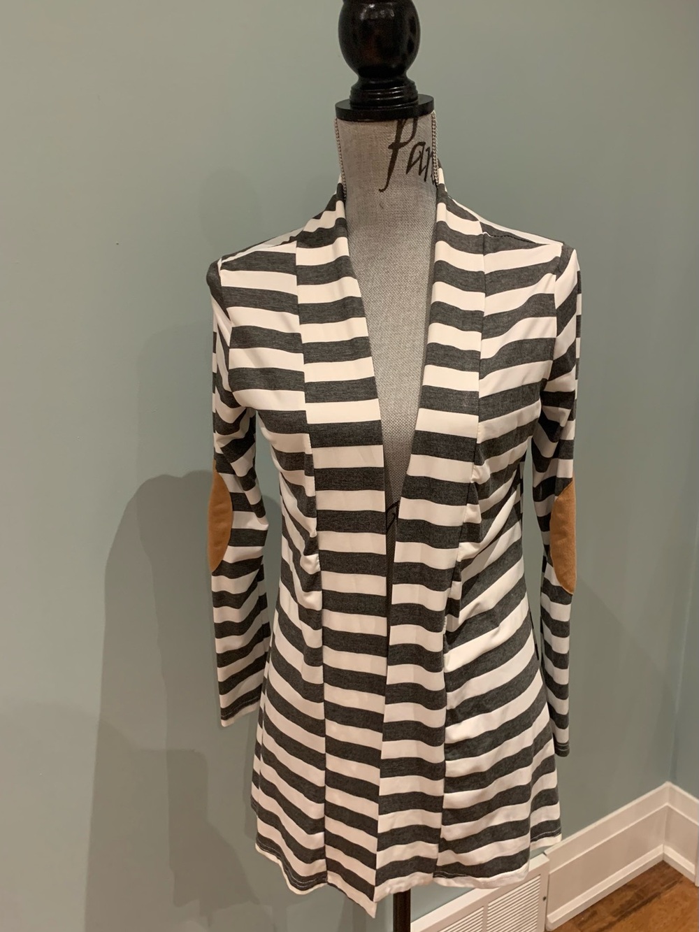 Source Unknown Black & White Striped Open-Front Top with Tan Elbow Patches